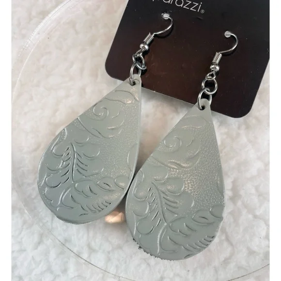 (NWT) PAPARAZZI • Grey/Silver Embossed Paisley Teardrop Earrings - Picture 6 of 9